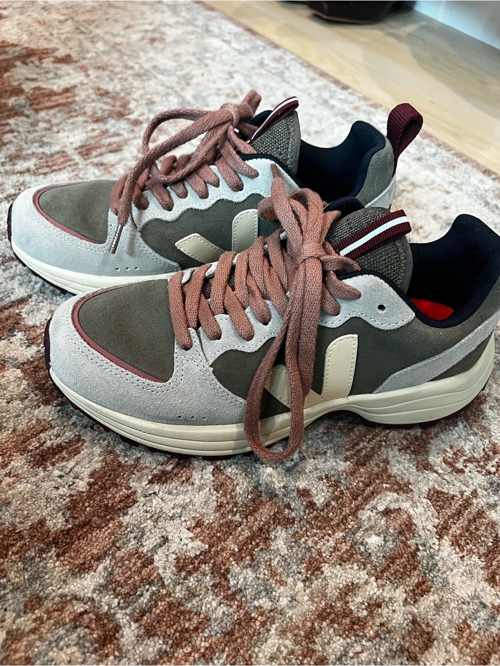 Veja Women’s Venturi Intermix Exclusive Sneakers size 37 - Picture 9 of 9